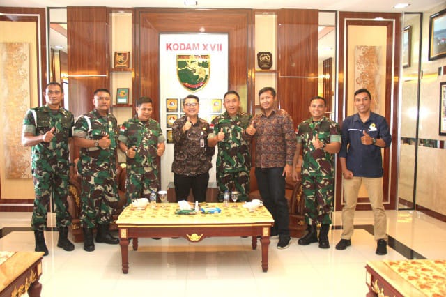 Kasdam XVII/Cenderawasih Brigjen TNI R. Sidharta Wisnu Graha, S.E., menerima kunjungan Komnas HAM RI dalam rangka koordinasi membahas peristiwa kerusuhan Wamena pada 23 Februari 2023 dipimpin Bapak Uli Parulian Sihombing (Komisioner Pemantauan dan Penyelidikan) beserta rombongan bertempat di Ruang Cyloop Makodam XVII/Cenderawasih, Selasa (14/3/2023). (Foto. Pendam XVII Cenderawasih)