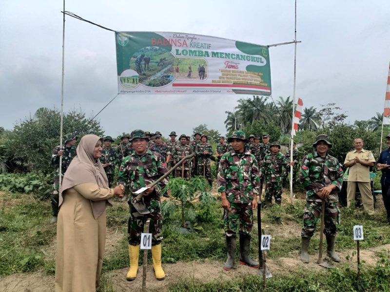 Untuk Mendukung Hanpangan, Dandim 0104/Atim Gelar Lomba Mencangkul Tingkat Babinsa. (foto. Ist)