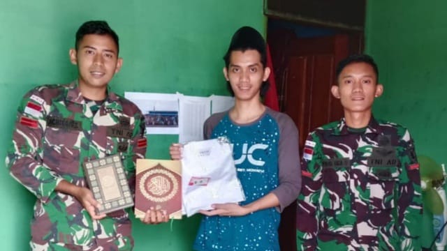 Satgas Yonif 143/TWEJ Beri Bantuan Al Qu'ran Di Madrasah Pedalaman Papua (Foto/Pendam II/Swj)