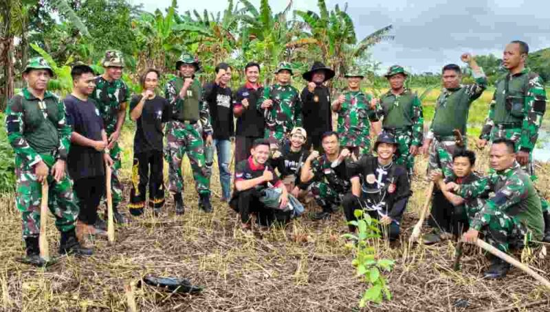 Foto. , Koramil 08 Widang Kodim 0811 Tuban melaksanakan kegiatan penanaman pohon di lahan kosong Desa Ngadirejo Kec. Widang Kab. Tuban, Kamis (02/3/2023)./ Ist