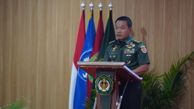 FOTO. Kasad Jenderal TNI Dr. Dudung Abdurachman saat menjadi Keynote Speaker sekaligus membuka Seminar Nasional dengan tema “Pembangunan Kodam IKN Sebagai Satuan Operasional Pengaman Ibu Kota Negara Berbasis Sistem dan Instalasi Terpadu“, yang digelar di Universitas Jenderal Ahmad Yani (Unjani), Cimahi, Jawa Barat, Kamis (2/3/2023)./ Ist