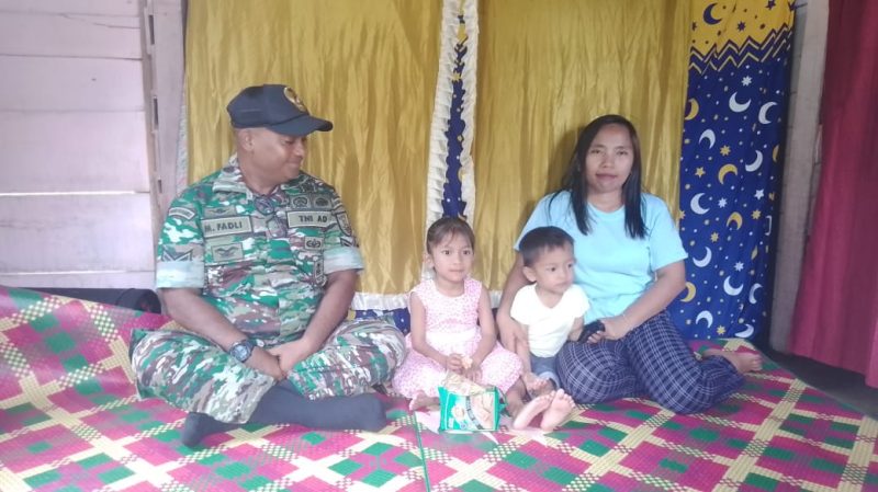 Foto. Babinsa Koramil 415-07/Pelayangan Kodim 0415/Jambi Serda Fadly saat melaksanakan kegiatan kunjungan dan pemberian bantuan bagi anak-anak yang masuk dalam kategori Stunting, Jumat (3/3/2023).?Ist