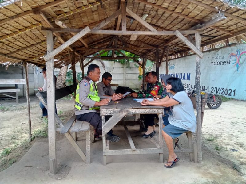 Jelang Ramadhan, Babinsa Koramil 09/Telanaipura Bersama Aparat Kelurahan Sambangi Warung Himbau Tidak Menjual Miras/ Ist