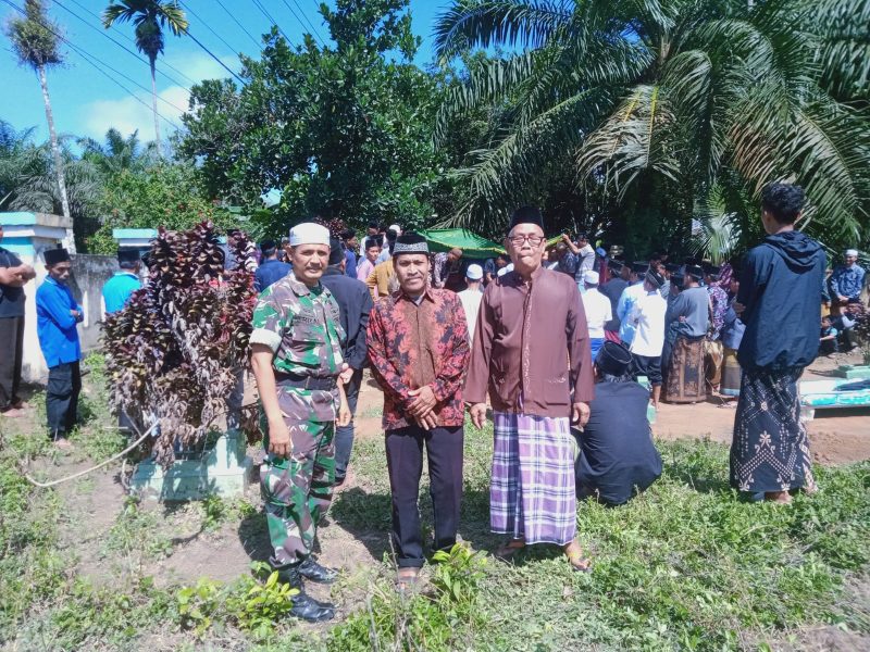 Babinsa Koramil 415-06/Pijoan Kodim 0415/Jambi Pelda Erizal saat mengantarkan jenazah Almarhum bapak Zabri warga RT.08 Desa Pematang Jering Kec. Jambi Luar Kota Kab. Muaro Jambi ke pamakaman. (MCDIM0415)