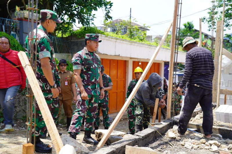 Wakil Kepala Staf Angkatan Darat (Wakasad) Letjen TNI Agus Subiyanto, S.E.,M.Si., melaksanakan kunjungan kerja ke lokasi terdampak bencana gempa bumi di Desa Ciputri, Kecamatan Pacet, Kabupaten Cianjur Jawa Barat, Senin (13/3/2023). (Foto. Dispenad)