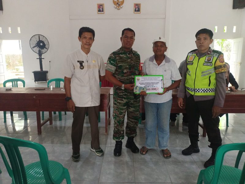 Babinsa Koramil 415-06/Pijoan Dampingi Penyaluran BLT-DD di Desa Simpang Sungai Duren/Ist