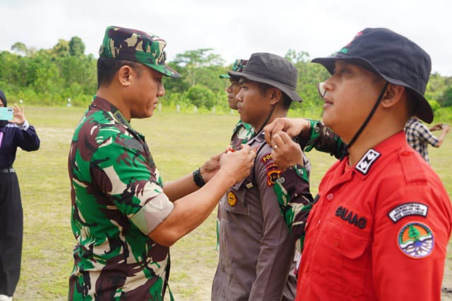 Kasrem 042/Gapu Kolonel Inf Ali Aminudin, S.E., M.M bertindak selaku Inspektur Upacara lakukan pemasangan tanda peserta Latihan dan Pembentukan Tim Reaksi Cepat (TRC) Satgas Karhutla Provinsi Jambi tahun 2023 (Foto/Penrem042)