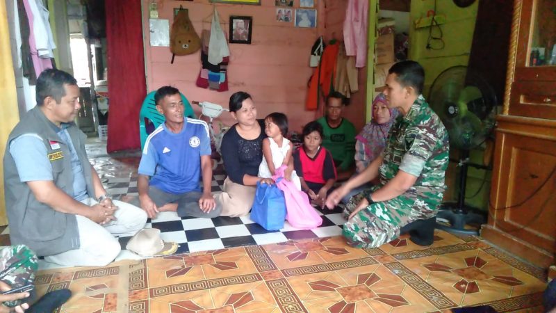 Danramil 10/Jambi Selatan Kodim 0415/Jambi Mayor Inf Edi Arman Lubis, SH bersama anggota mengunjungi anak asuh stunting yang menjadi binaan Koramil di Kelurahan Kebun Handil Kec. Jelutung Kota Jambi, Sabtu (3/3/2023)./ Ist
