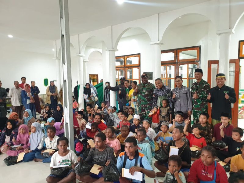 Pangdam XVII/Cenderawasih Mayor Jenderal TNI Muhammad Saleh Mustofa memberikan bantuan kepada pengungsi, bertempat di Markas Kodim 1702/JWY Jl. Yos Sudarso, Distrik Wamena, Kabupaten Jayawijaya, Provinsi Papua Pegunungan, Kamis (02/03/2023)./ Ist