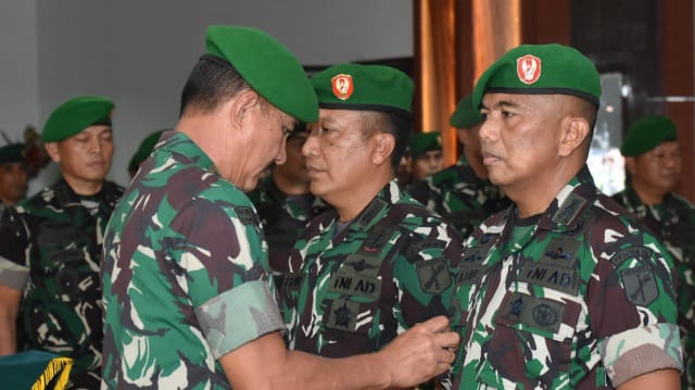 Panglima Kodam (Pangdam) XIlI/Merdeka Mayjen TNI Alfret Denny Tuejeh saat memimpin Serah Terima Jabatan (Sertijab) Kabintaljarahdam XIII/Merdeka dari Kolonel Inf Debok Sumantokoh kepada Letkol Inf Kabul Hikayat (FOTO/IST)
