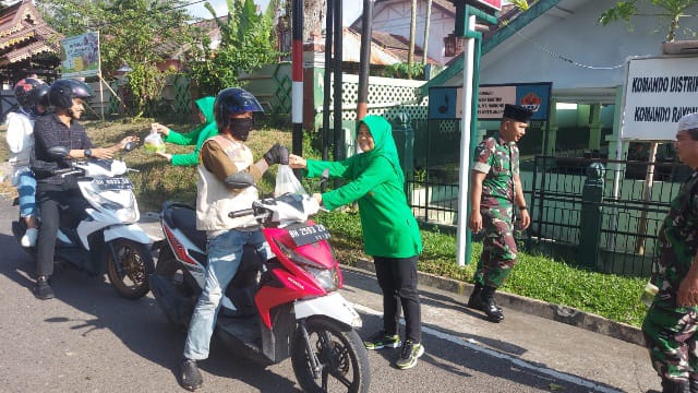 Tebar Keberkahan, Koramil 09/Tp Bagi-bagi Takjil Kepada Warga (DOK/MCDIM0415)
