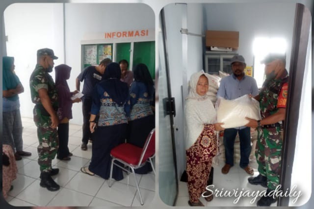 Babinsa Sertu Syamsuri Pantau Penyaluran Pembagian Sembako Program Jaring Sosial (DOK/MCDIM0415)