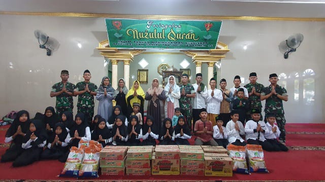 Tingkatkan Keimanan, Prajurit Yonarmed 15/105 Tarik Berbagi Bersama Anak Yatim (Dok/Pendam XVII/Cen)