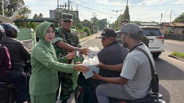 Tumbuhkan Jiwa Sosial Anggota, Koramil Jambi Timur Kembali Berbagi Takjil (FOTO/MCDIM0415)