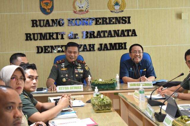 Komandan Korem 042/Gapu, Brigjen TNI Supriono S.lP., M.M, menghadiri Rapat Dewan Pengawas (Dewas) RS. Tk III 02.06.01 Dr. Bratanata Jambi bertempat di ruang rapat Husada Rumkit Dr. Bratanata Jambi. Kamis (06/04/2023) pukul 09.00 Wib. (Dok/Penrem042gapu)