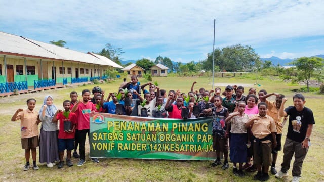Satgas Yonif Raider 142/KJ Bagikan Dan Tanam Pinang Batara Di SMP Yakpesmi (Dok/Ist)