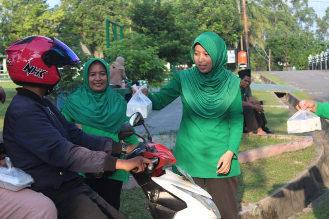 Terus Tebar Kebaikan Selama Ramdhan, Persit Kodim Jambi Berbagi Takjil Gratis (DOK/MCDIM0415)