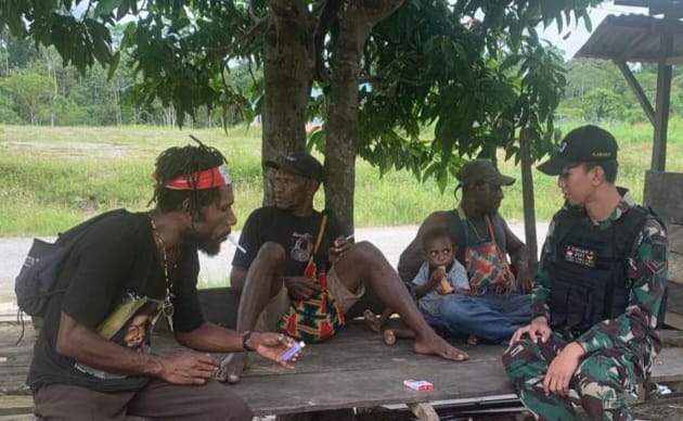 Satgas Yonif 143/TWEJ menyambangi Tokoh Agama, Kepala Kampung dan Tokoh Pemuda di Kampung Bompay, Distrik Waris, Kab. Keerom, Papua, Kamis (13/04/2023).(Dok/Pendam II/Swj)