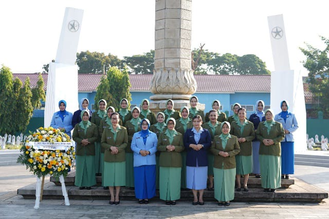 Gelar Ziarah Rombongan, Dharma Pertiwi Daerah B Peringati HUT Ke – 59 (Dok/Pendam II/Swj)