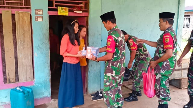 Prajurit Kodim 0425/Seluma Bagikan Takjil Door To Door (Dok/Pendam II/Swj)