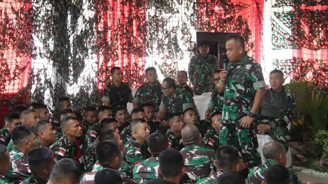 Beri Pengarahan Kepada Satgas Yonif RK 115/ML, Pangdam XVII/Cenderawasih : Berikan Tenaga Dan Pikiran Kita Yang Terbaik Untuk Tanah Papua (Dok/Pendam XVII.Cen)