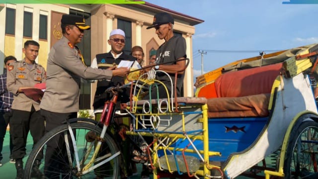 Ketua PIS Kuala Tungkal Ust. H Zakaria Anshori, S.Hi, MH dan Kapolres Tanjab Barat AKBP Padli, SH, S.IK, MH saat memberikan sedekah paket lebaran kepada tukang becak. Foto/Redaksi/PIS