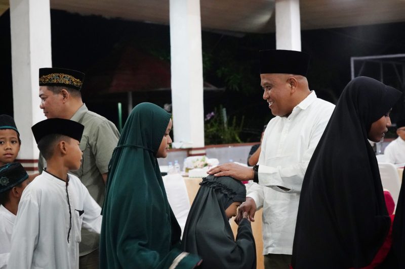 Pangdam XVII/Cenderawasih Buka Bersama Dan Bagikan Bingkisan Tali Asih Kepada Anak Yatim Piatu (Dok/Pendam XVII/Cen)