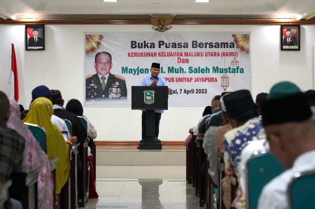 Pangdam XVII/Cenderawasih Mayjen TNI Muh. Saleh Mustafa menghadiri acara silaturahmi yang digelar oleh Kerukunan Keluarga Maluku Utara (KKMU), bertempat di Kampus Universitas YAPIS Papua (UNIYAP) Jl. Dr. Sam Ratulangi No.11, Trikora, Kec. Jayapura Utara, Kota Jayapura, Papua, Jumat (7/4/2023). (Dok/Pendam XVII/Cen)