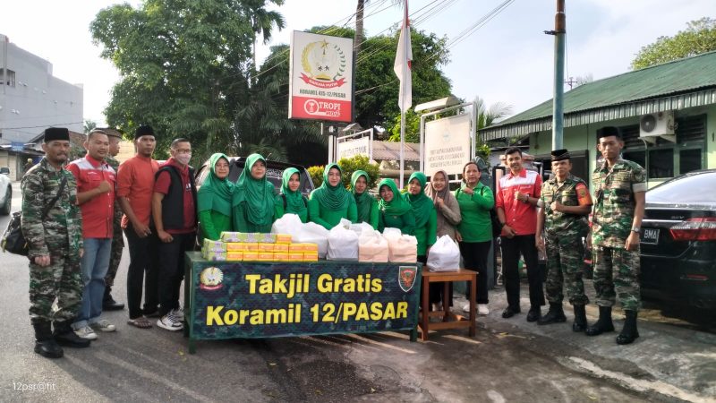 Persit KCK Ranting 13 Cabang XXIII Koramil 12/Psr - Kodim 0415/Jambi bersama anggota Koramil 12/Psr berbagi kebahagiaan dengan membagikan Takjil gratis kepada pengendara roda 4, Roda 2 maupun warga pejalan kaki (Dok/MCDIM)$!%)