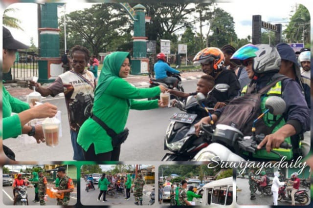Persit KCK PD XVII/Cenderawasih Bagi-Bagi Takjil Menjelang Berbuka Puasa (FOTO/IST)