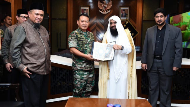 Al Qur'an Dan Kurma Dari Raja Arab Saudi Untuk Warga Mabesad (Dok/Dispenad)