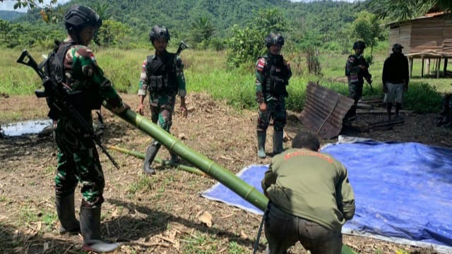 Kepedulian Satgas Yonif 143/TWEJ Kepada Warga Di Pegunungan Bintang (Dok/Pendam II/Swj)