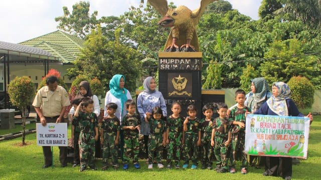 Tanamkan Kepedulian Sesama Sejak Dini, Murid TK Kartika Jaya Ikut Berbagi Takjil (Dok/Pendam ll/Sriwijaya)