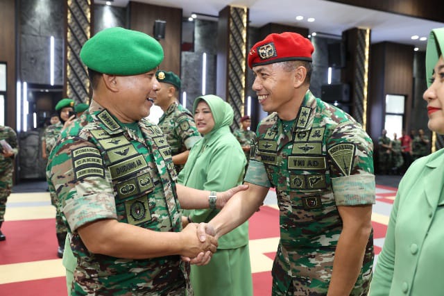 Danjen Kopassus, Mayjen TNI Deddy Suryadi saat menerima ucapan selamat dari Kepala Staf Angkatan Darat (Kasad), Jenderal TNI Dr. Dudung Abdurachman (Dok/Dispenad)
