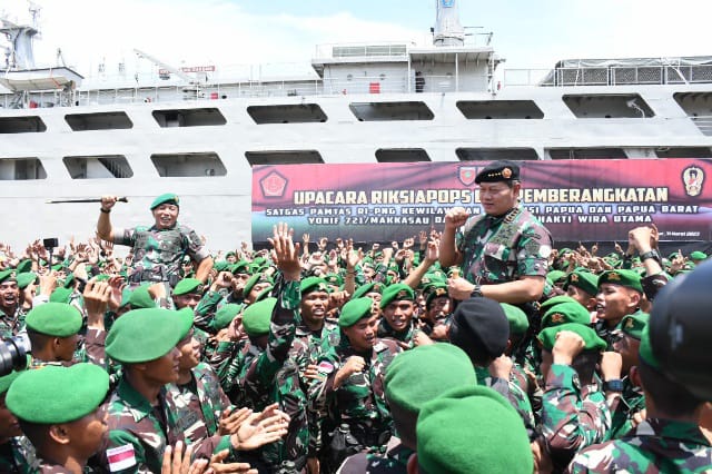 Panglima TNI Laksamana TNI H. Yudo Margono, S.E., M.M melepas keberangkatan Satuan Tugas (Satgas) Pengamanan Perbatasan (Pamtas) RI-PNG Kewilayahan Provinsi Papua dan Papua Barat Yonif 721/Makassau dan Yonif 623/Bhakti Wira Utama bertempat di Pelabuhan Soekarno–Hatta Makassar. Jumat (31/03/2023). (FOTO/IST