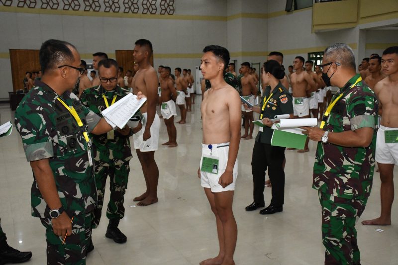 Kasdam I/BB, Brigjen TNI Rifky Nawawi, SE, SIP, memimpin langsung Sidang Parade Penerimaan Tamtama PK TNI AD Reguler dan Keagamaan TA 2023 Panda Medan, bertempat di Balai Prajurit Makodam Bukit Barisan, Sabtu (1/4/2023). (FOTO/IST)