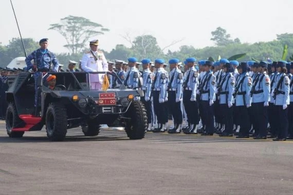 Panglima TNI Laksamana TNI Yudo Margono, S.E., M.M. saat memeriksa pasukan pada Upacara Peringatan Ke-77 Hari Jadi TNI Angkatan Udara, bertempat di Taxiway Echo Lanud Halim Perdanakusuma, Jakarta Timur, Minggu (9/4/2023). (DOK/PUSPEN TNI)