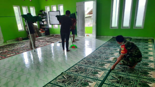 Prajurit Kodim 0403/OKU Ajak Warga Bersihkan Mushola (FOTO/IST)