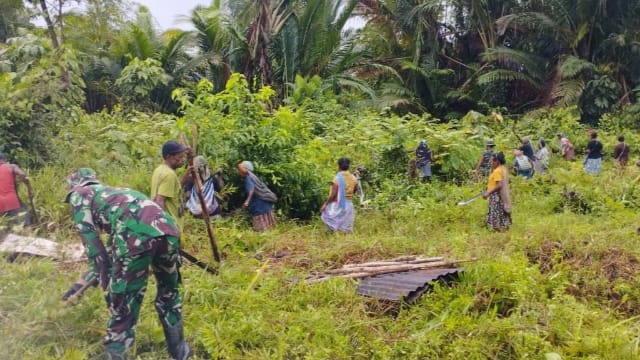 Cegah Malaria, Satgas Yonif 143/TWEJ Bersama Masyarakat Bersihkan Semak Belukar  (FOTO/IST)
