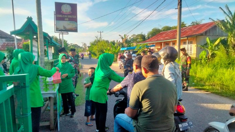 Danramil 415-08/Danau Teluk Kodim 0415/Jambi Kapten Inf Ibnu Hajar beserta anggota dan Ketua Persit Ranting 09 serta pengurus bagikan Takjil Gratis (FOTO/IST)