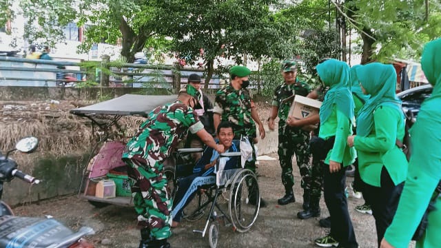 Bulan Penuh Berkah, Koramil 08/Sako Bersama Persit Bagikan Takjil (Dok/Ist)