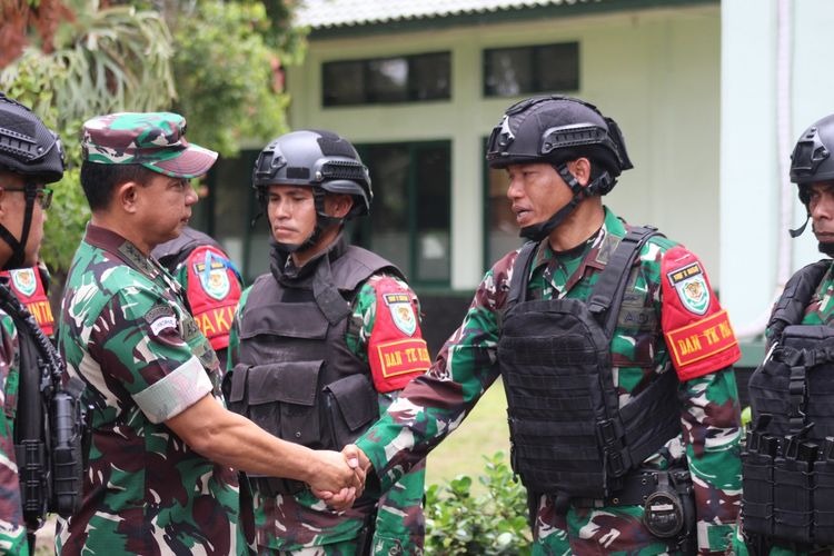 (Wakasad Letjen Agus Subiyanto memberangkatkan prajurit tempur dari Yonif Raider 300/Brajawijaya ke Papua, pada Senin (3/4/2023). Para prajurit Yonif Raider 300/Brajawijaya itu akan melaksanakan tugas sebagai Satgas Pamtas di wilayah Papua.(Dok. Dispenad)