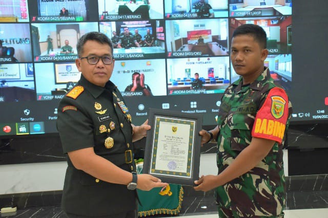 Serka Tri Ari Wibowo Mendapat Penghargaan Dari Pangdam II/Sriwijaya Atas Aksinya Gagalkan Perampokan Di Atas Kapal (Dok/Pendam II/Sriwijaya).