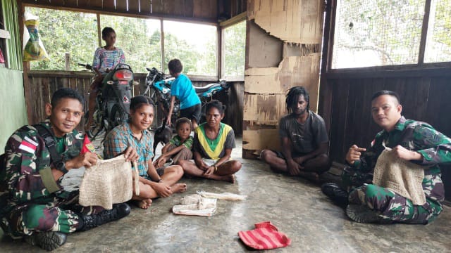 Bantu Ekonomi Masyarakat, Satgas Yonif 143/TWEJ Borong Kerajinan Warga Pedalaman Papua (Dok/Pendam II/Sriwijaya)