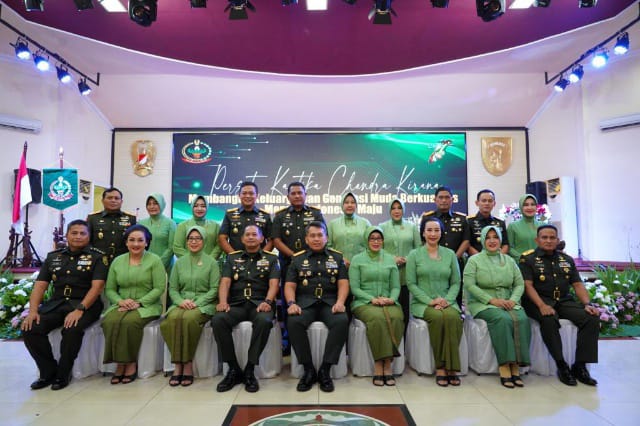 Foto bersama Danrem 042/Gapu Brigjen TNI Supriono, S.IP., M.M., didampingi Ketua Persit KCK Koorcab Rem 042 PD II/Sriwijaya Ny. Wiwik Supriono saat acara syukuran dengan Pangdam II/Sriwijaya,, Irdam II/Swj, Kapok Sahli Pangdam II/Swj, para Danrem, dan para Pengurus Persit KCK PD II/Sriwijaya. (Dok/Pendam II/Swj)