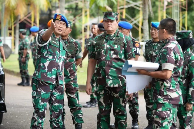 Panglima TNI Laksamana TNI Yudo Margono, S.E., M.M.,saat meninjau lokasi pemancangan pondasi pembangunan rumah susun (Rusun) TNI, bertempat di Komplek Pati Jatikarya Cibubur, Jakarta Timur, Senin. (10/4/2023). (Dok/Puspen TNI)
