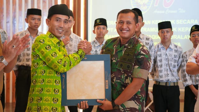 Aster Kasdam II/Sriwijaya Kolonel Kav Zubaedi S.Sos M.M, saat menyerahkan bantuan keramik secara simbolis dari PT Arwana Citramulia Tbk kepada Ponpes Al-Ittifaqiah Indralaya, di Aula PT. Arwana Cotramulia Tbk Tj. Pering, Kecamatan Indralaya Utara, Kabupaten Ogan Ilir Sumatera Selatan, Senin (10/4/2023). (Dok/Pendam II/Swj)