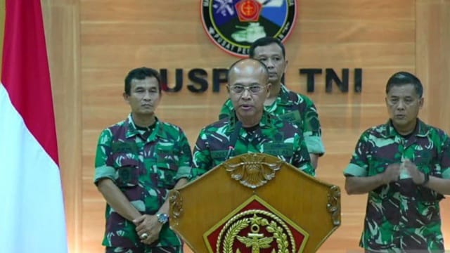 Kapuspen TNI Laksamana Muda (Laksda) Julius Widjojono (berdiri tengah) dalam konferensi pers di Balai Wartawan Puspen TNI Markas Besar TNI, Cilangkap, Jakarta Timur, Minggu (16/4/2023). (Dok/Ist)