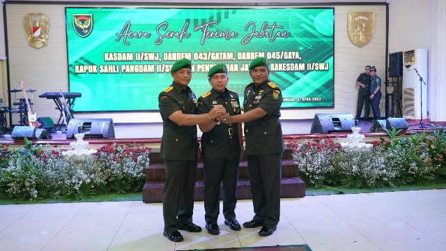 Foto bersama Pangdam ll/Sriwijaya Mayjen TNI Hilman Hadi, S.I.P., M.B.A., M.Han (tengah) dengan Brigjen TNI Ruslan Effendy, S.I.P., (kanan) Mayjen TNI Izak Pangemanan (kiri)/ Pendam II/Swj