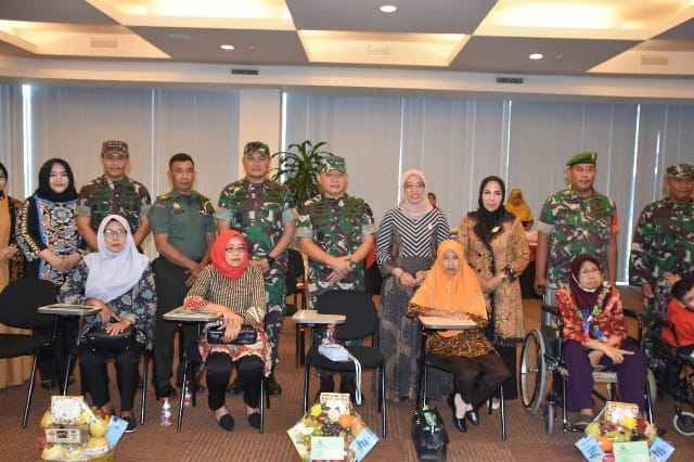 Kasad Berikan Tali Asih Kepada Keluarga Prajurit Yang Sakit Berat dan Anak Berkebutuhan Khusus (Dispenad)
